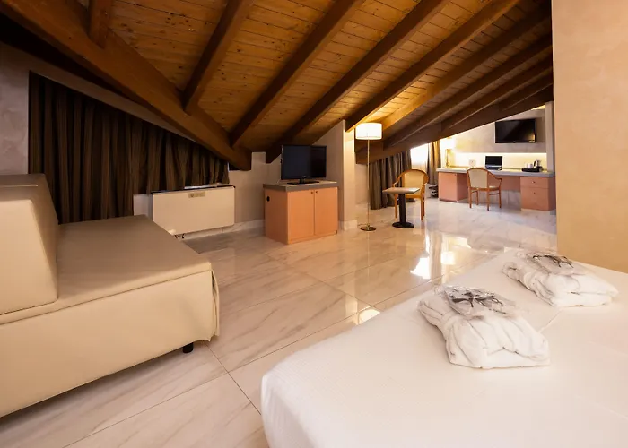 Western Modena District 4*