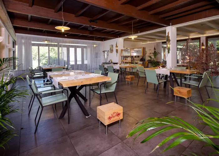 Western Modena District מלון